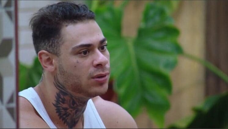A Fazenda: Um dia após estreia, participantes flertam e Léo Stronda dispara: "não tive o prazer de ver você tomando banho"