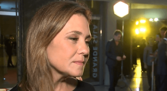 Adriana Esteves dá fora em repórter de programa de fofocas e encerra entrevista