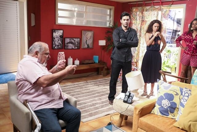 Agenor (Roberto Bomfim), Ionan (Armando Babaioff), Selma (Carol Fazu) e Doralice (Roberta Rodrigues) em Segundo Sol (Foto: Globo/João Miguel Júnior)