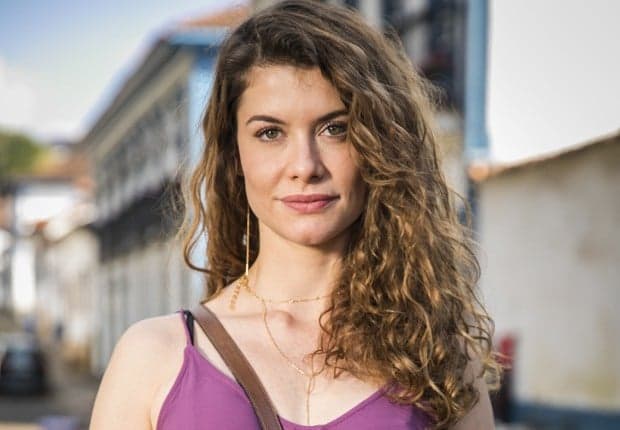 Com final de Espelho da Vida, Alinne Moraes sai de férias e mostra momento raro ao lado do filho
