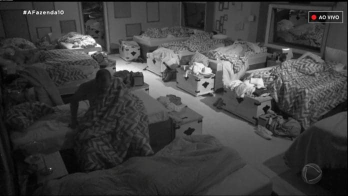 Fazenda 10 já tem seu momento icônico com Aloísio Chulapa fazendo xixi no meio do quarto; veja