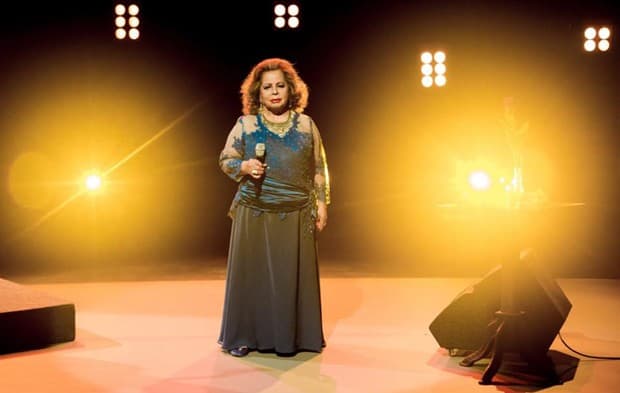 Enterro de Angela Maria é marcado por choro e comoção