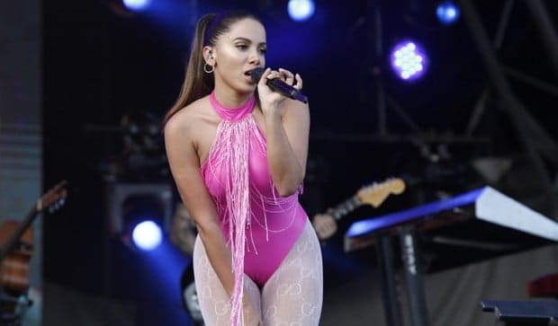 Depois de anunciar separação, Anitta se apresenta em show e dispara:  "Agora estou solteira, posso ficar até de manhã"