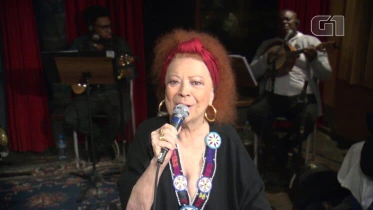 Doente e debilitada, Beth Carvalho choca ao fazer show deitada no Rio