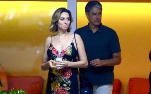 Esposa de William Bonner curte noitada sem o marido e é flagrada em meio a multidão