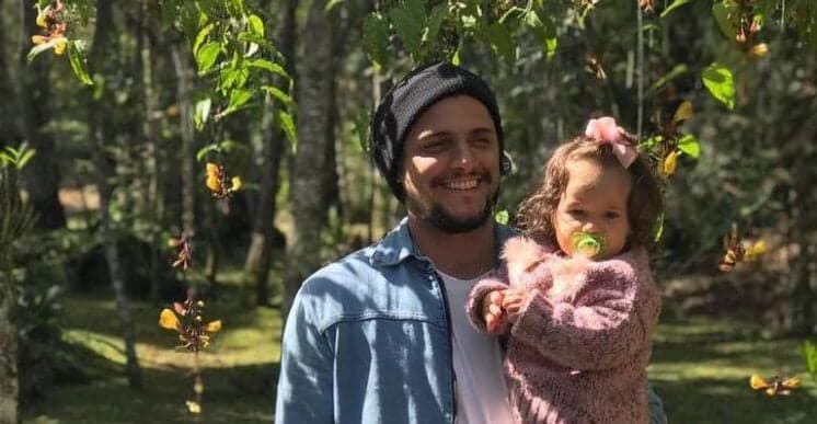 Bruno Gissoni brinca com a aparência de Madalena e diz que filha parece personagem Zacarias