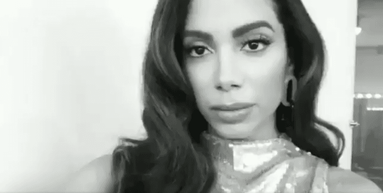 Anitta se revolta com "amparo" de Bolsonaro e explode: "Dispenso qualquer apoio"