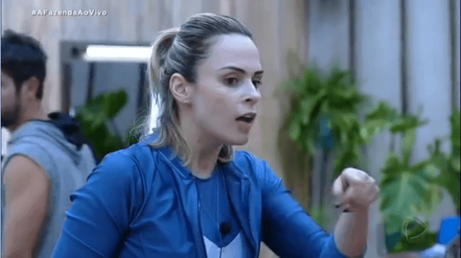 A Fazenda: Ana Paula tem briga com Nadja Pessoa, trocam farpas e transmissão é cortada