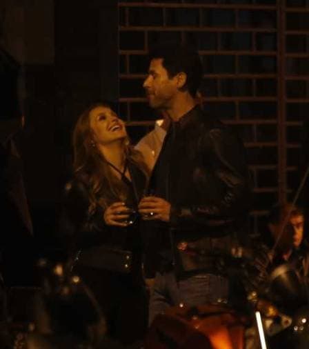 Carla Diaz é flagrada aos beijos com bonitão no Leblon (Foto: Reprodução) Carla Diaz é flagrada aos beijos com bonitão no Leblon (Foto: Reprodução)