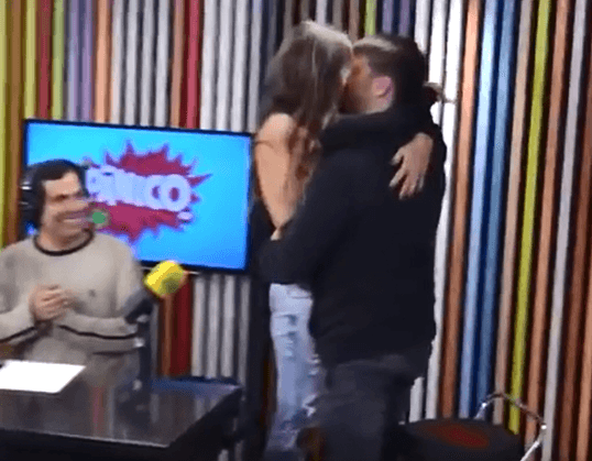 Leticia Birkheuer surpreende e dá beijo em Daniel Zukerman ao vivo em entrevista