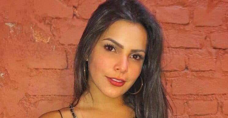 Ex-BBB Emilly Araújo posa com novo namorado e se declara: "Homem lindo"