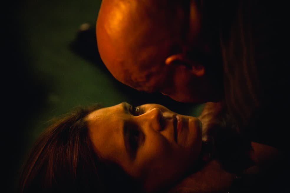 Laureta é vítima de Galdino e Rosa a ajuda a matá-lo (Foto: Divulgação/Globo)