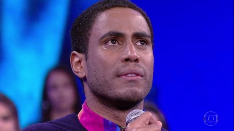 Ícaro Silva é atingido em tiroteio, foto é divulgada e ator confirma: "uma bala rasgou meu braço"