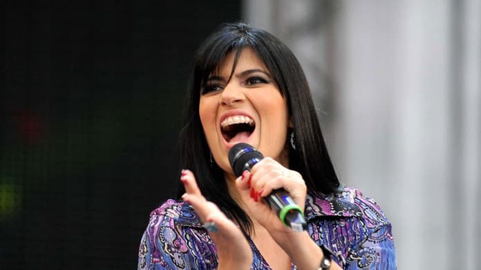 Fernanda Brum cai no funk em igreja e desagrada fiéis