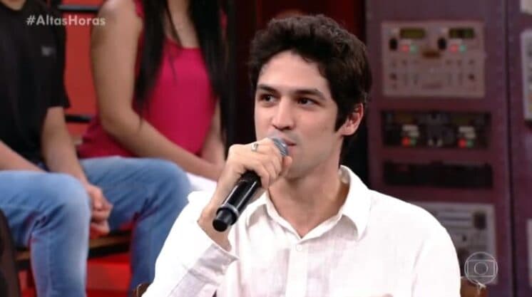 Gabriel Leone contraria Naiara Azevedo e faz revelação envolvendo sexo no Altas Horas