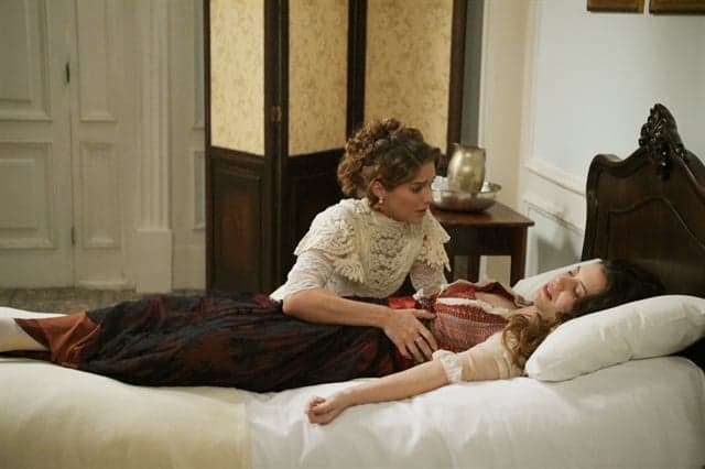 Charlotte (Isabella Santoni) cuida de Elisabeta (Nathalia Dill) após atentado em Orgulho e Paixão (Foto: Globo/Estevam Avellar)