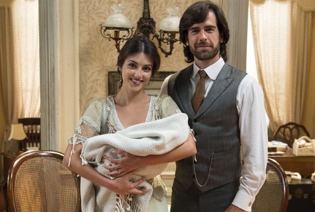 Cecília (Anaju Dorigon) e Rômulo (Marcos Pitombo) com bebê no colo em Orgulho e Paixão (Foto: Globo/Estevam Avellar)