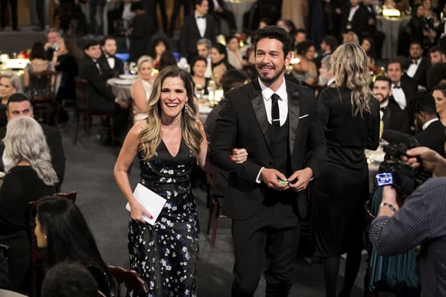 Ingrid Guimarães, que participa do primeiro capítulo de Espelho da Vida, e Alain (João Vicente de Castro) (Foto: Globo/João Miguel Júnior)