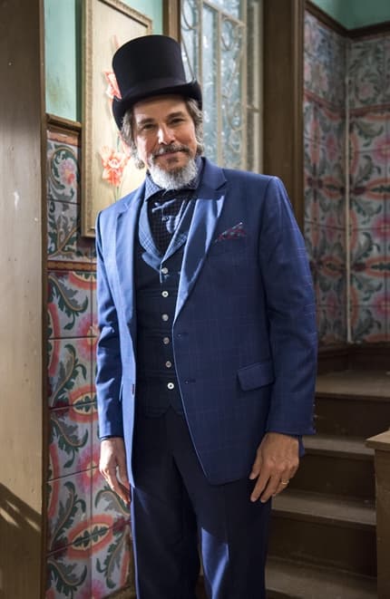 Dom Sabino (Edson Celulari) com roupas novas em O Tempo Não Para (Foto: Globo/Estevam Avellar) Dom Sabino (Edson Celulari) com roupas novas em O Tempo Não Para (Foto: Globo/Estevam Avellar)