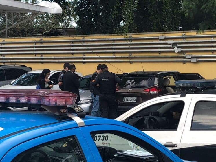 Ator global tem carro metralhado pela polícia e vai parar em hospital no Rio de Janeiro; saiba detalhes do que aconteceu