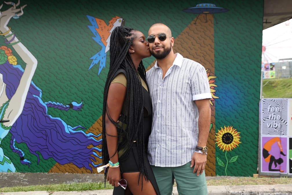 Iza beija o namorado, Sérgio Santos, no Lollapalooza 2018 (Foto: Celso Tavares) Iza beija o namorado, Sérgio Santos, no Lollapalooza 2018 (Foto: Celso Tavares)