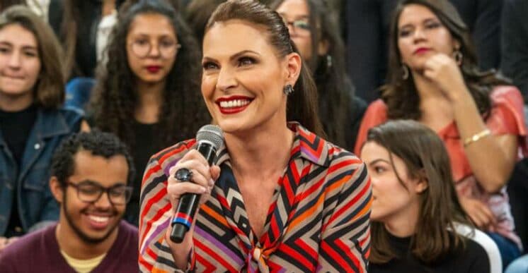 Laura Müller, a sexóloga do Altas Horas, exibe namorado nas redes sociais e leva internautas à loucura