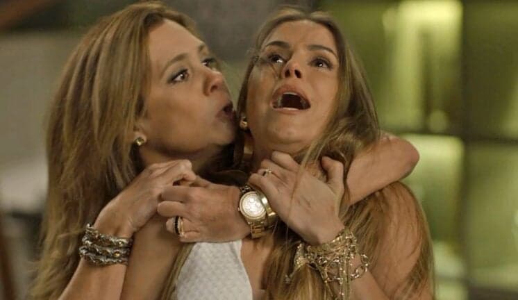 Segundo Sol: Karola descobre que é filha de Laureta e passa o canivete em seu pescoço