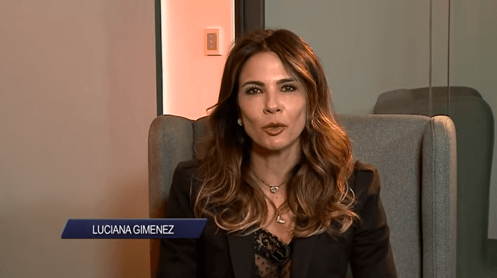 Luciana Gimenez posa fazendo gesto obsceno e é detonada por internautas