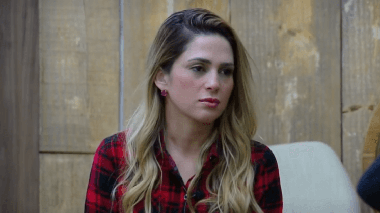 A Fazenda 10: Nadja Pessoa tenta fazer malhação e vira piada na web