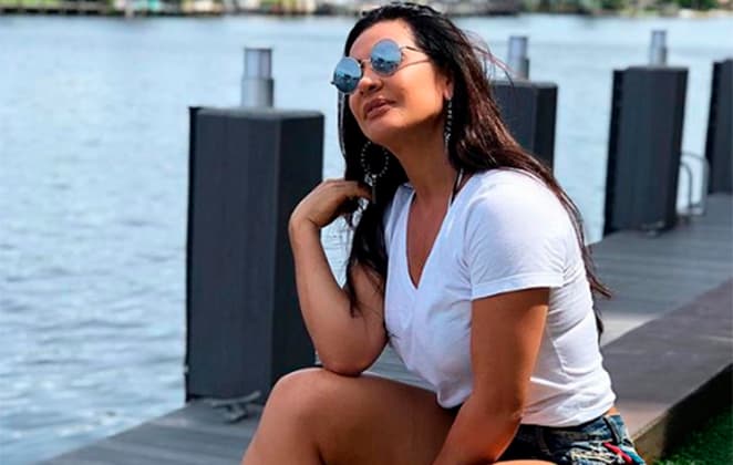 Ex-dançarina Scheila Carvalho posa ao lado da filha e visual ousado chama atenção