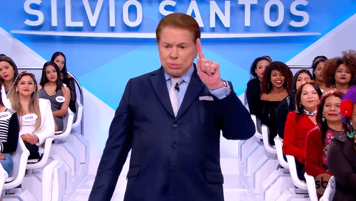 Ex-apresentadora do SBT participa do Programa Silvio Santos e tem presença ignorada