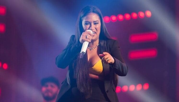 Simone aparece com visual diferente, chama atenção e recebe elogios de internautas