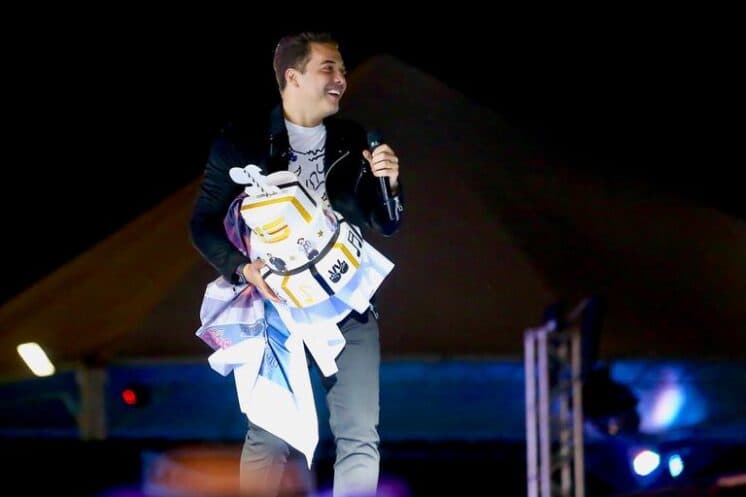 Durante show, Wesley Safadão é presenteado com bolo de aniversário e curte ao lado dos fãs