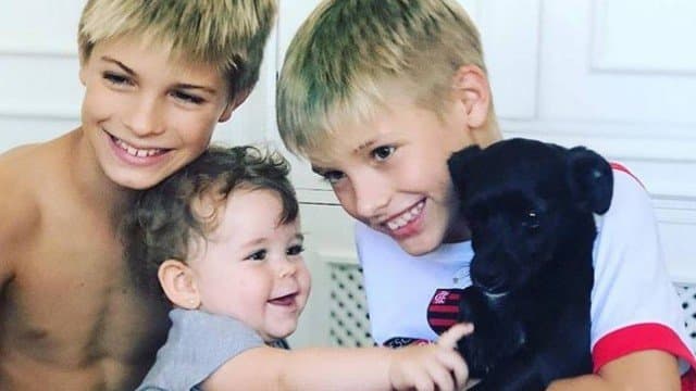 Gêmeos de Fernanda Lima aparecem com filha de repórter e sacodem a web: "Explosão de fofurice"