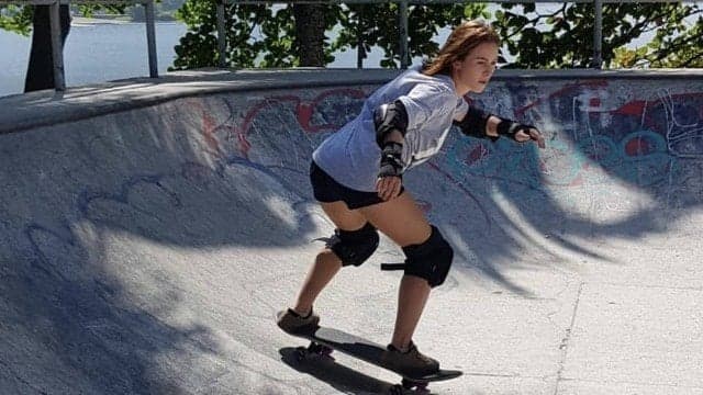 Atriz aprende a andar de skate para cenas de O Sétimo Guardião