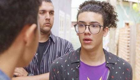 Ator de Malhação, fala das similaridades que tem com seu personagem, afirma que usa salto e surpreende