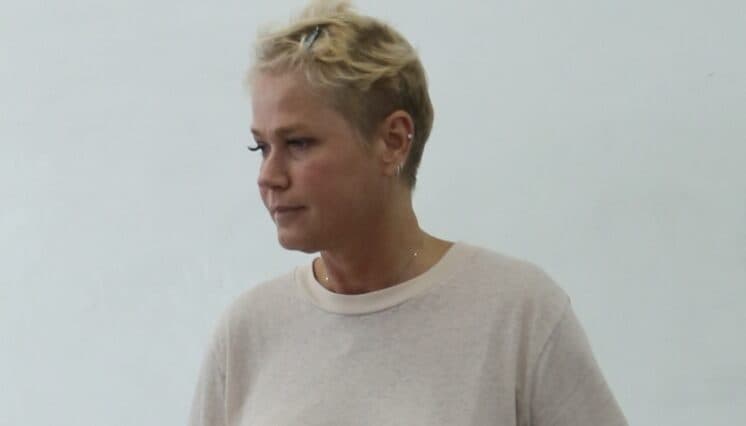 Xuxa surpreende a todos e vota acompanhada por pessoas humildes