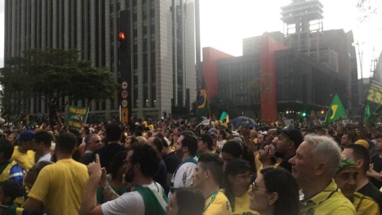 Repórter da Band, Ana Nery é insultada e leva cabeçada durante cobertura das manifestações pró-Bolsonaro