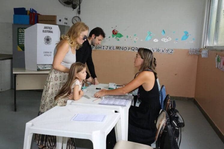 Atitude de Angélica e Luciano Huck "espanta" em votação e filha rouba todas as atenções