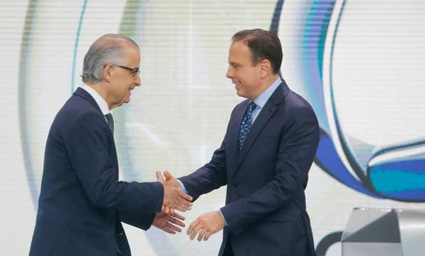 Em horário alternativo, debate da Record explode na audiência e apresentador comemora