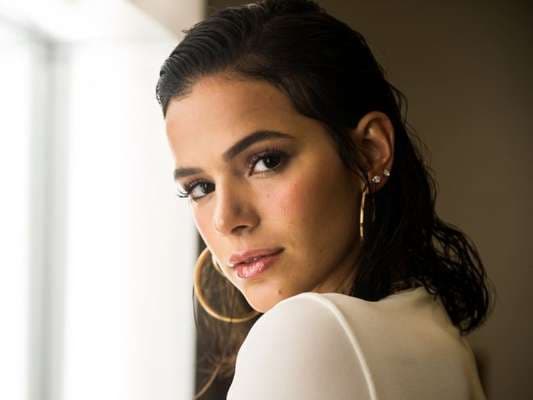 Solteira, Bruna Marquezine se joga em show de Ivete Sangalo e tieta a cantora