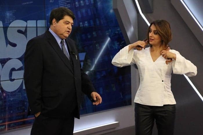 Catia Fonseca leva cobra ao programa de Datena e animal surpreende com reação ao vivo; veja