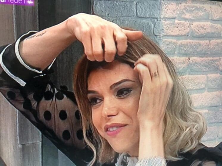 Léo Aquilla surpreende e tira peruca ao vivo