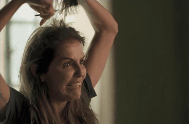 Deborah Secco corta os cabelos em Segundo Sol e posta nova foto com cabelo curto na web