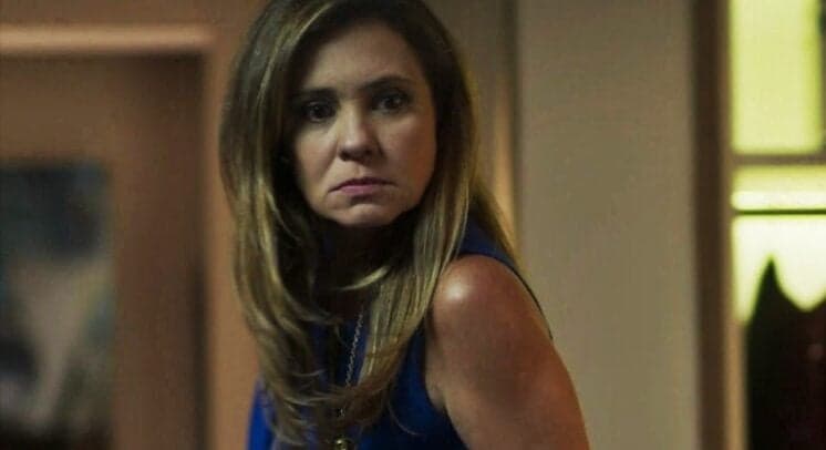 Segundo Sol: Laureta volta ao passado de quenga e tenta fazer sexo com senhor de idade