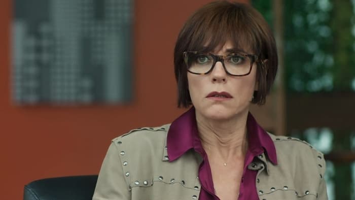 O Tempo Não Para: Incriminada, Carmen descobre roubo de Emílio