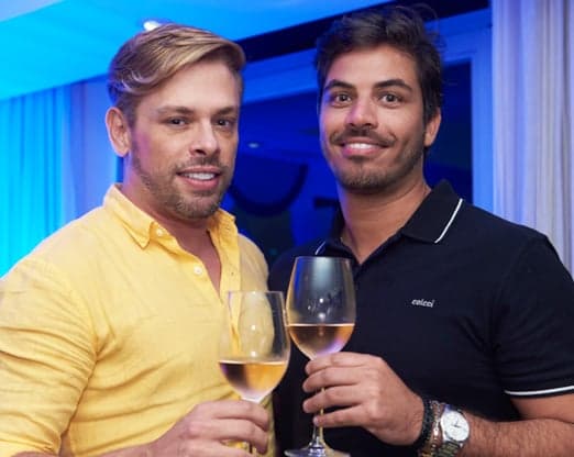 Bruno Chateaubriand sobe em palco de evento e pede o namorado em casamento na frente de todos