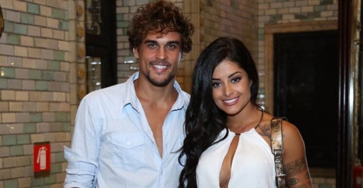 Voltaram? Após anunciar término, Aline Riscado e Felipe Roque curtem praia em clima de romance
