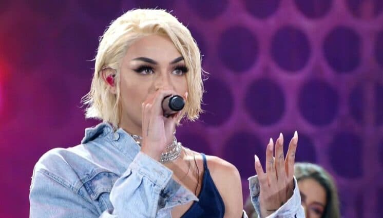 Pabllo Vittar não segura a emoção e vai às lágrimas com homenagem no programa Eliana