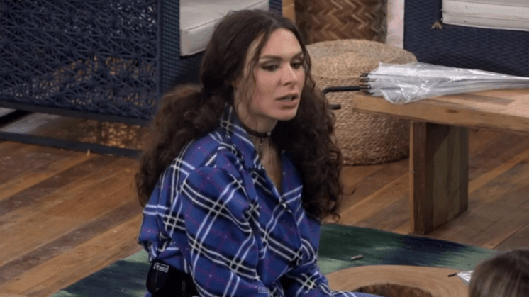 A Fazenda: Fernanda tenta convencer Gabi sobre personalidade de Nadja: "Tem um lado doce"